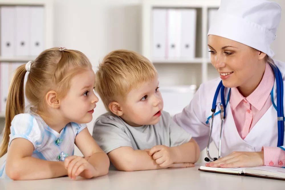 Медицинское образование педиатрия. Медсестра и ребенок. Медсестра в детском саду. Врач в детском саду. Медработник и ребенок.