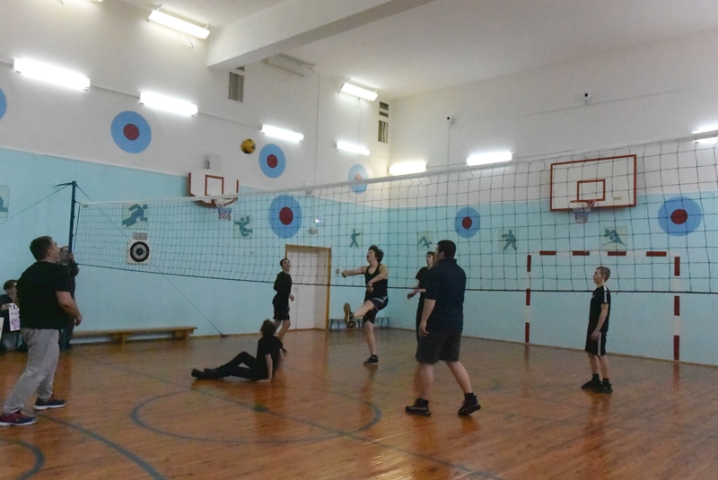 Товарищеский матч по волейболу между педагогами школы и учениками.