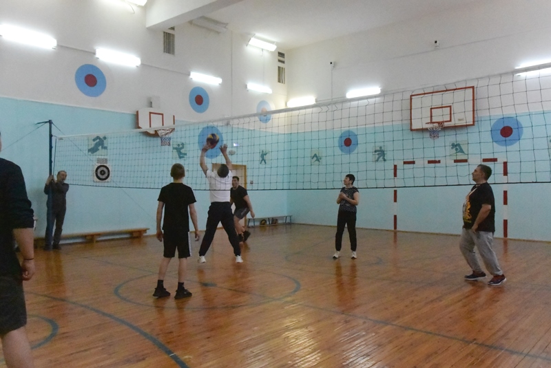 Товарищеский матч по волейболу между педагогами школы и учениками.